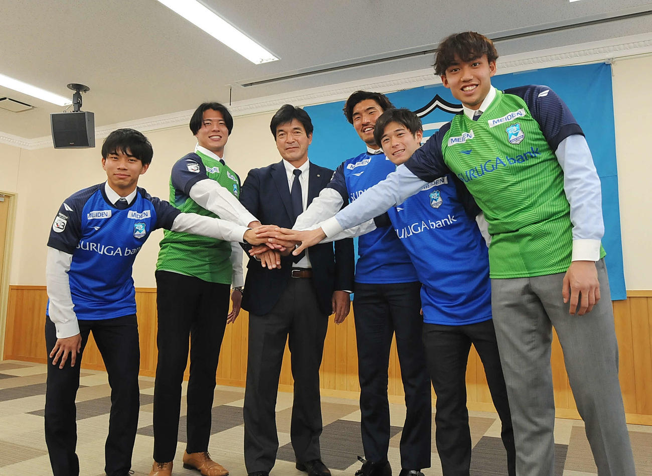 新加入会見を行ったJ3沼津の5選手。左から河田、武者、今井監督、附木、前川、三井