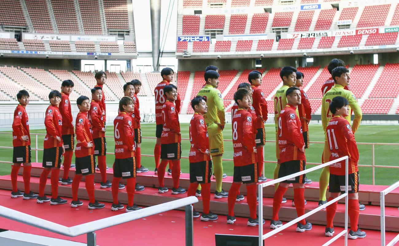 J1名古屋の新体制発表会で写真撮影する酒井（前列右から2人目）ら（共同）