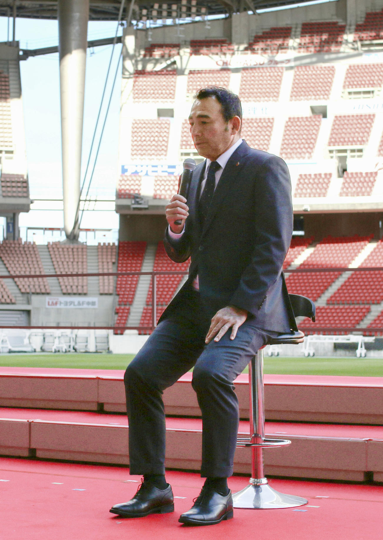 J1名古屋の新体制発表会で、あいさつする長谷川監督（共同）