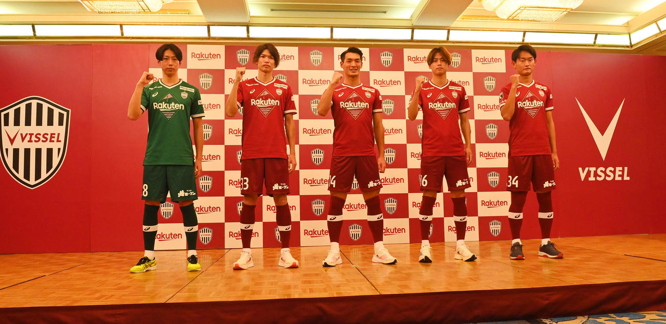 神戸の新加入選手発表会が行われ、記念撮影する左から坪井、扇原、槙野、汰木、尾崎（撮影・和賀正仁）