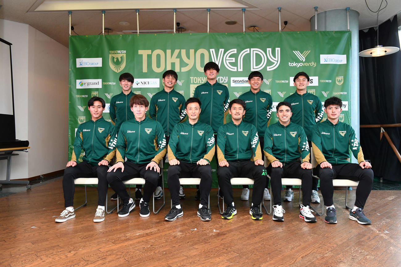 新体制発表会見に臨んだ東京Vの新戦力たち（後列左から時計回りで加藤蓮、稲見、佐古、河村、宮本、谷口、バスケス、阪野、山越、高木和、西谷（東京ヴェルディ提供）