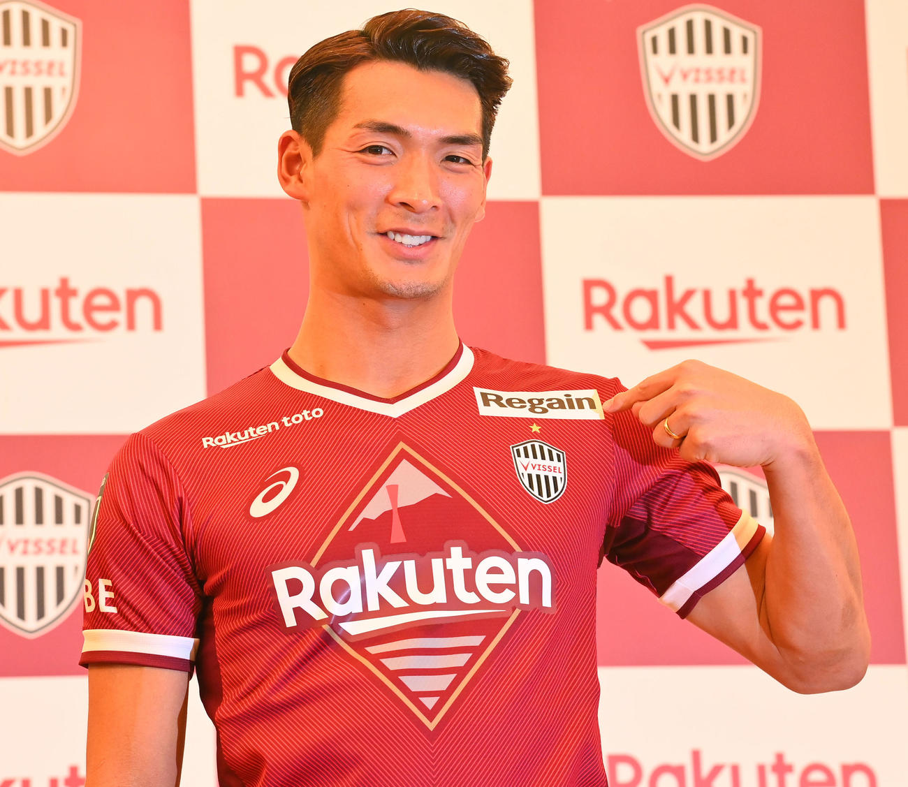 神戸の新加入選手発表会が行われ、新ユニホームを披露する槙野（撮影・和賀正仁）