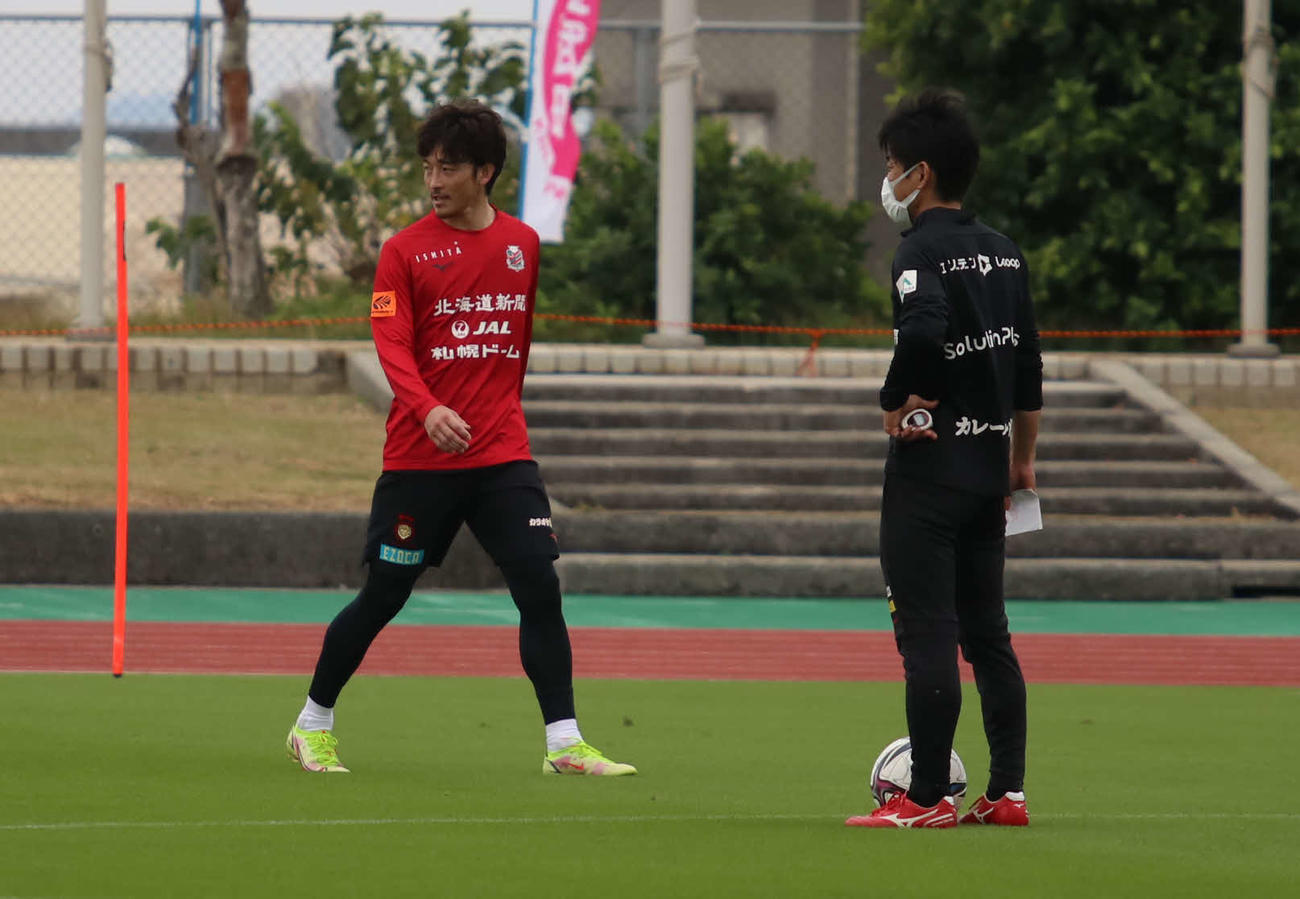 練習生としてキャンプに参加する元日本代表MF西（左）（撮影・山崎純一）