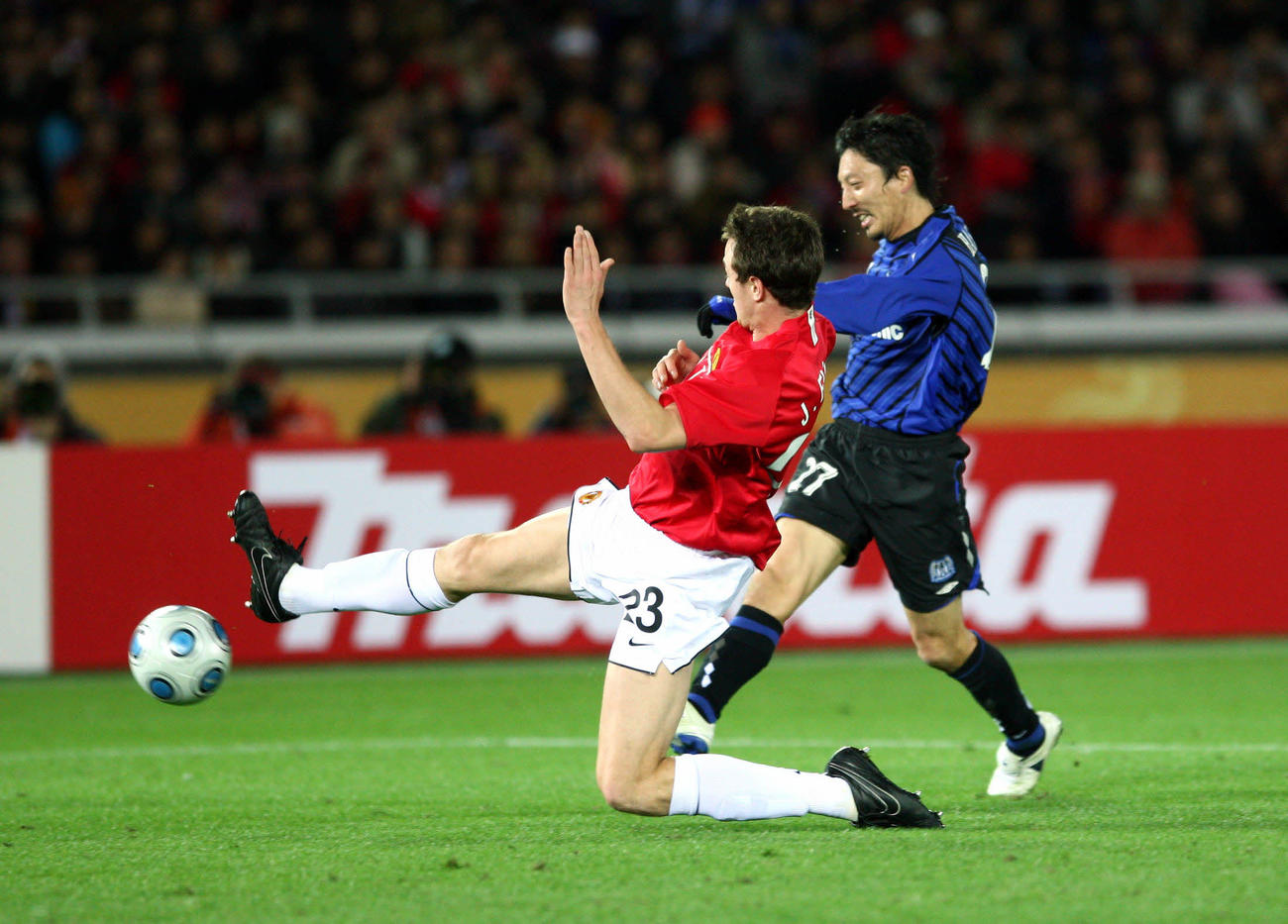 2008年12月18日、トヨタクラブW杯・準決勝のマンチェスターU戦でゴールを決める橋本英郎（右）