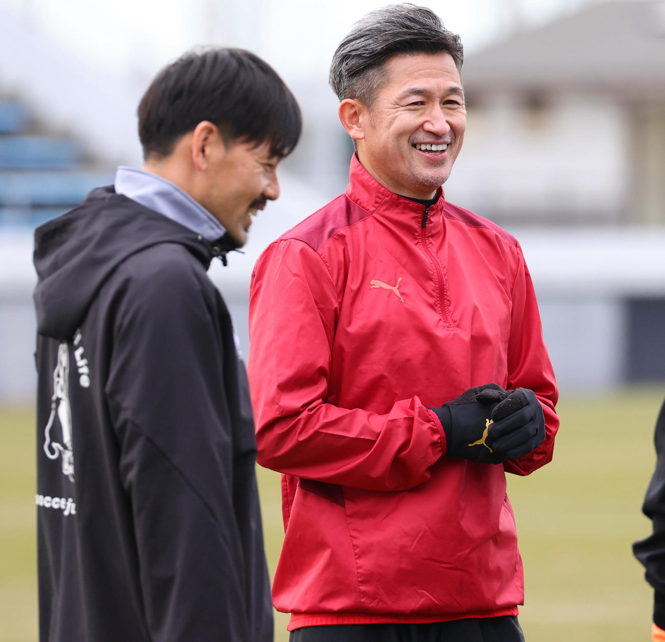 自主トレで笑顔を見せる鈴鹿のカズ。左はFリーグYS横浜の松井（撮影・上山淳一）