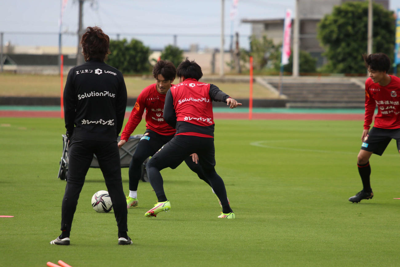 西（左から2番目）は札幌FW興梠（左から3番目）らとボールを使って練習する（撮影・山崎純一）