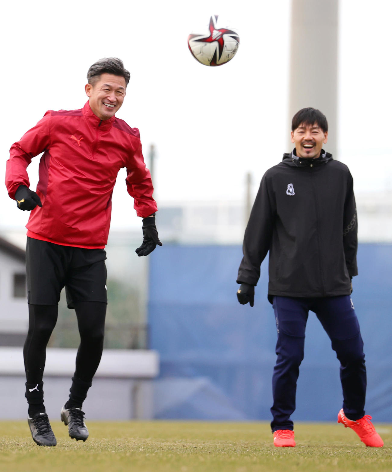 リラックスした表情でボール回しをする鈴鹿のカズ（左）。右はFリーグYS横浜の松井（撮影・上山淳一）