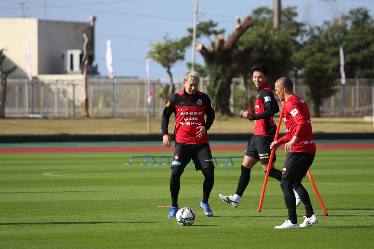 札幌のDF福森（左）はMF小野（右）らとボールを使って練習する（撮影・山崎純一）
