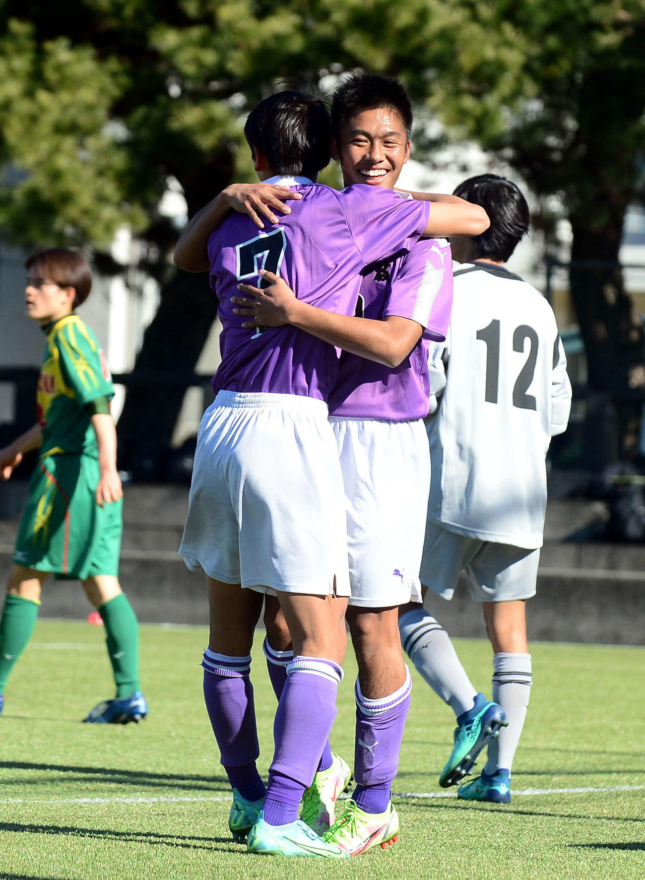 後半19分、2点目を決めた藤枝東・井藤は笑顔で抱き合う