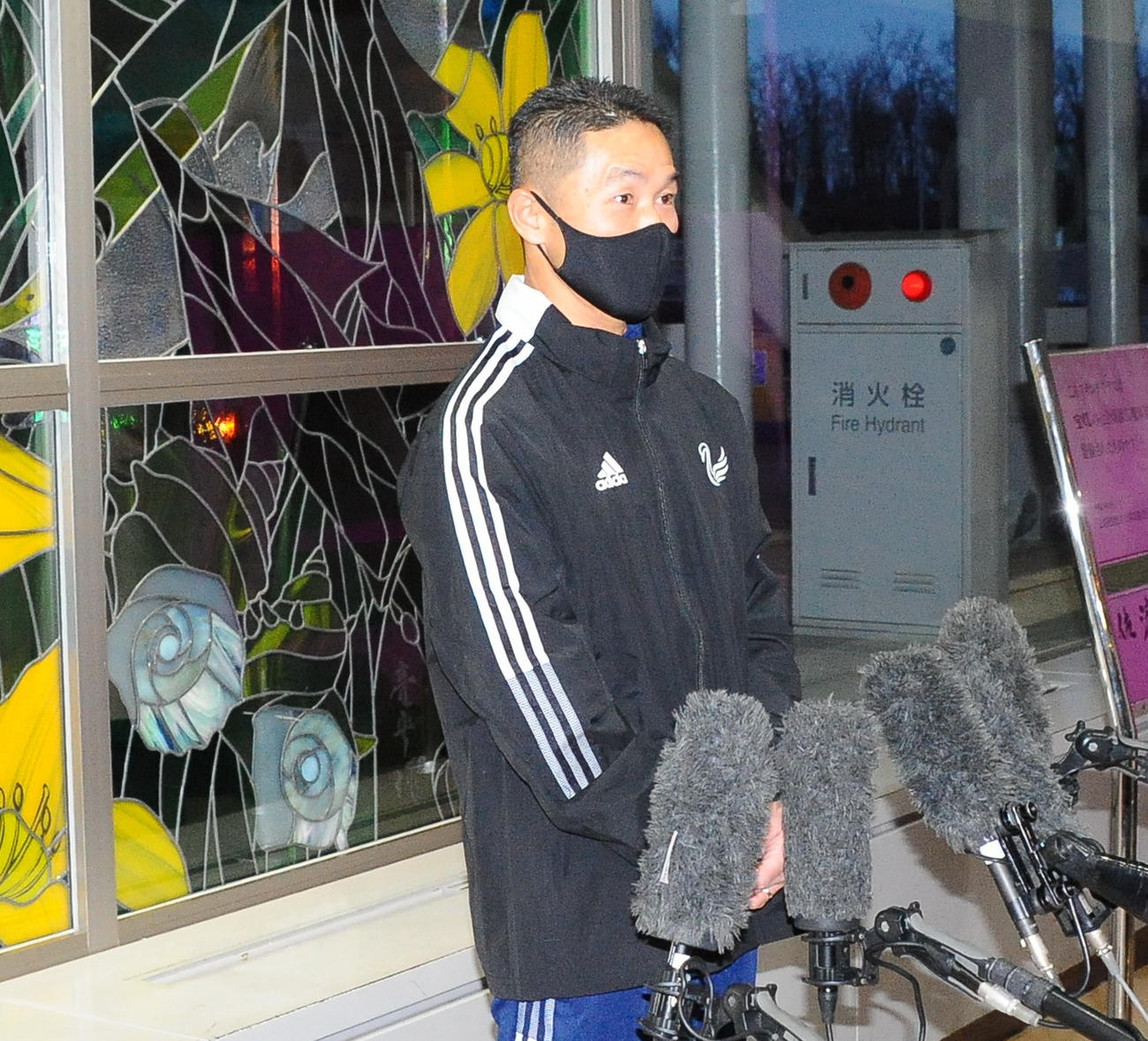 高知キャンプ出発前に報道陣からの質問に答える新潟の松橋力蔵監督