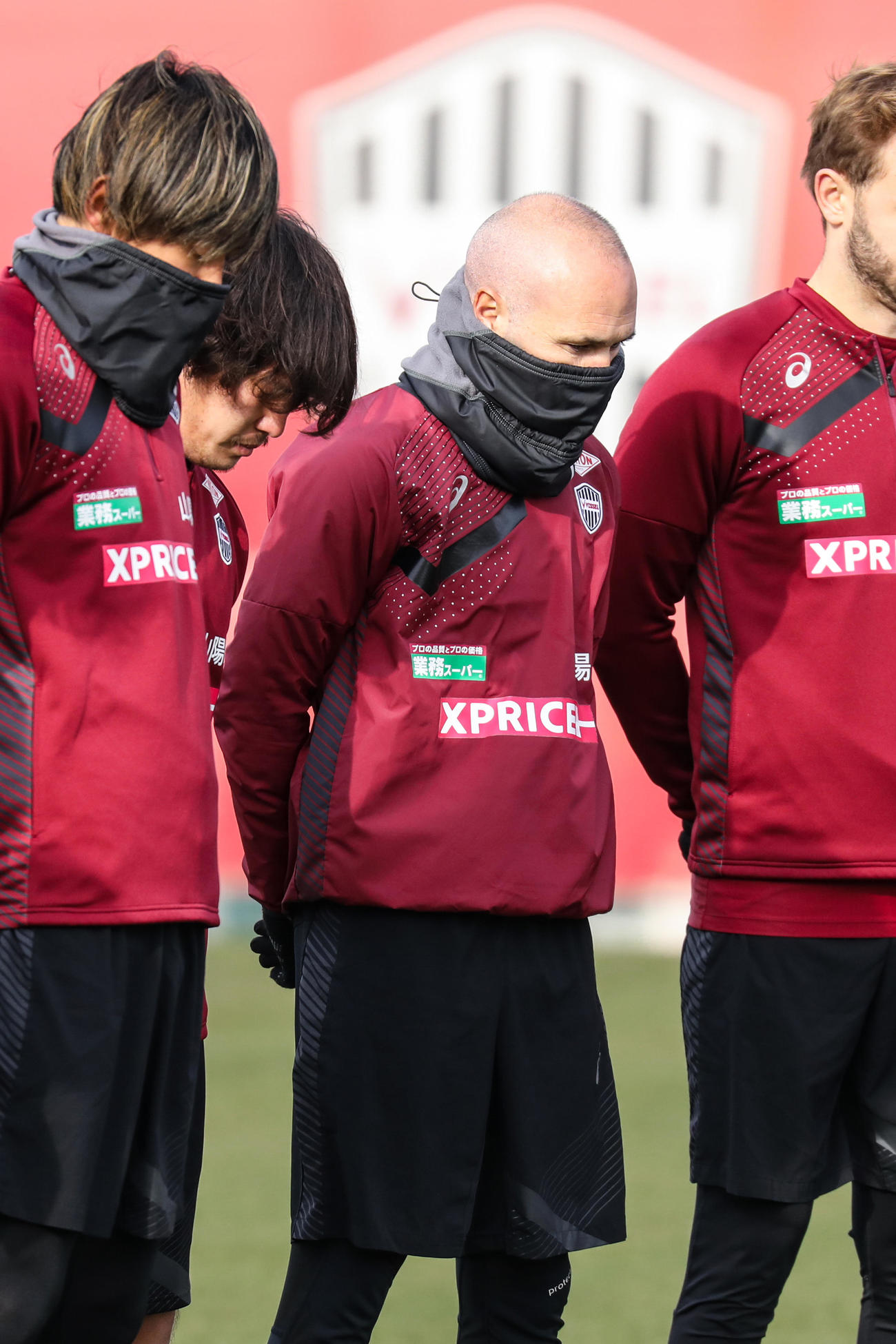 震災の日に黙とうを捧げた神戸イニエスタ（中央）（C）VISSEL KOBE