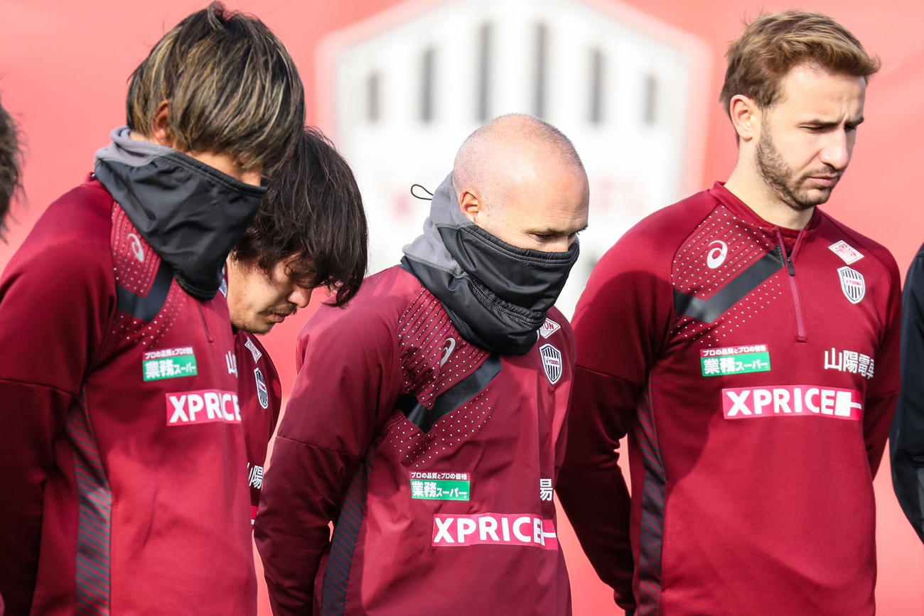 震災の日に黙とうをささげた神戸イニエスタ（中央）（C）VISSEL KOBE