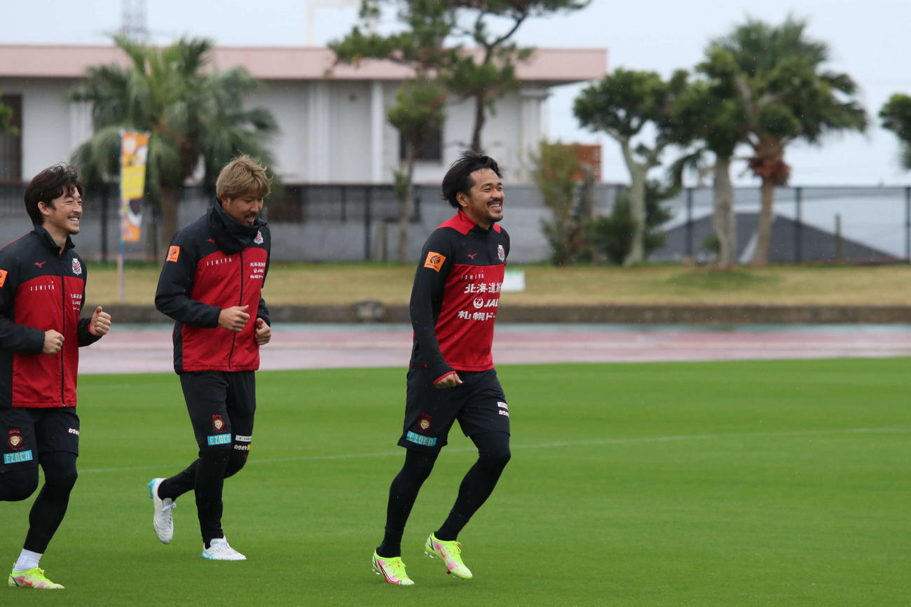 ランニングする札幌のFW興梠（右）（撮影・山崎純一）