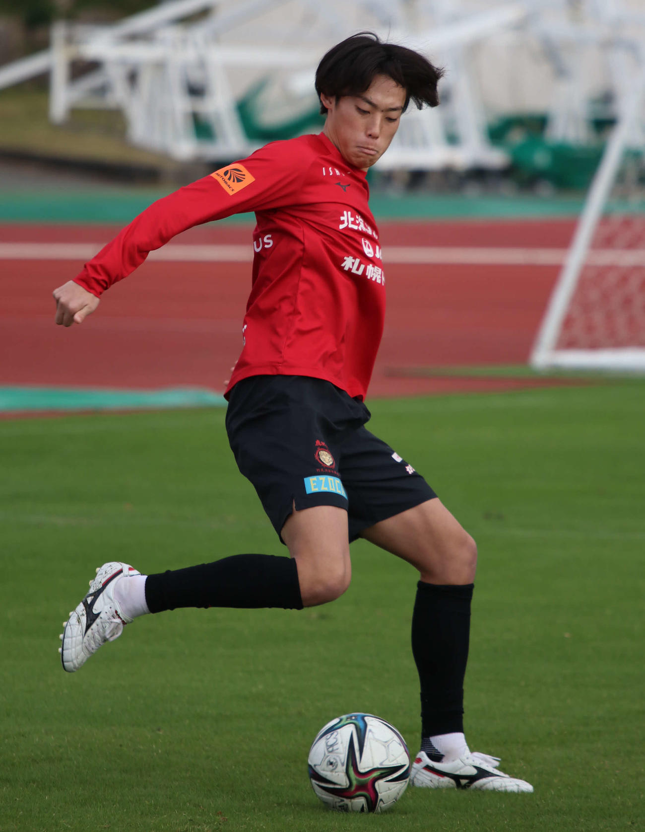ボールを蹴り込む札幌井川（撮影・山崎純一）