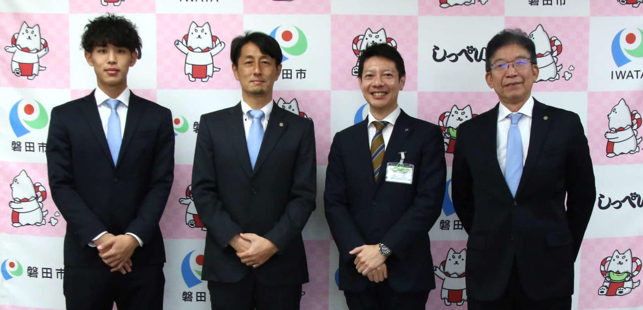 草地・磐田市長（右から2人目）を表敬訪問した、左からDF森岡、伊藤監督。右端は小野社長（磐田市提供）