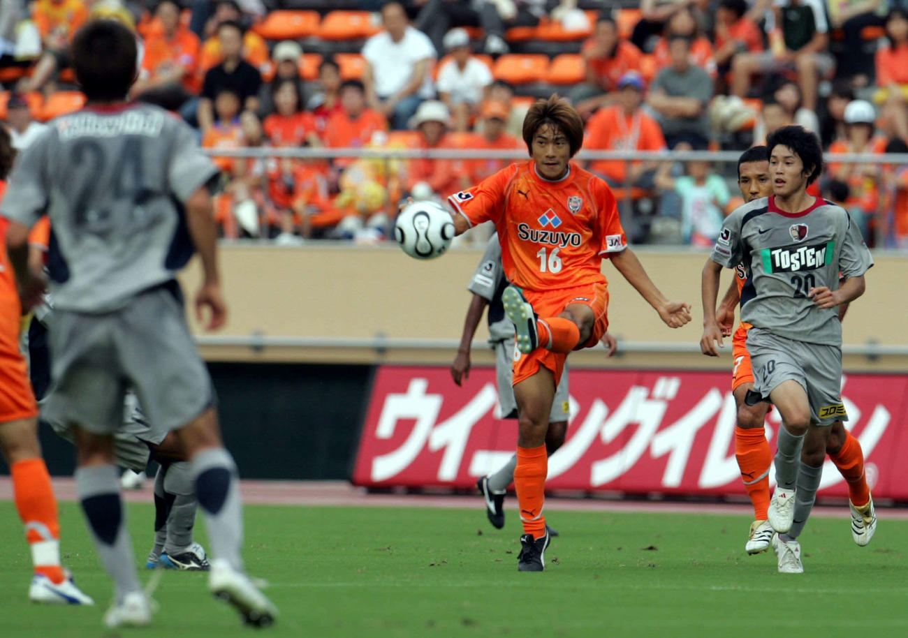2006年9月に国立競技場で行われた清水対鹿島戦。清水MF枝村匠馬（中央）がパスを出す