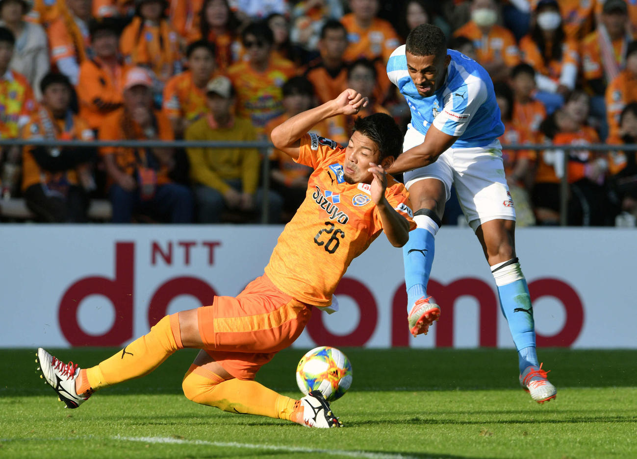 2019年11月のJ1「清水対磐田」。シュートを放つ磐田FWルキアン（右）と清水DF二見宏志