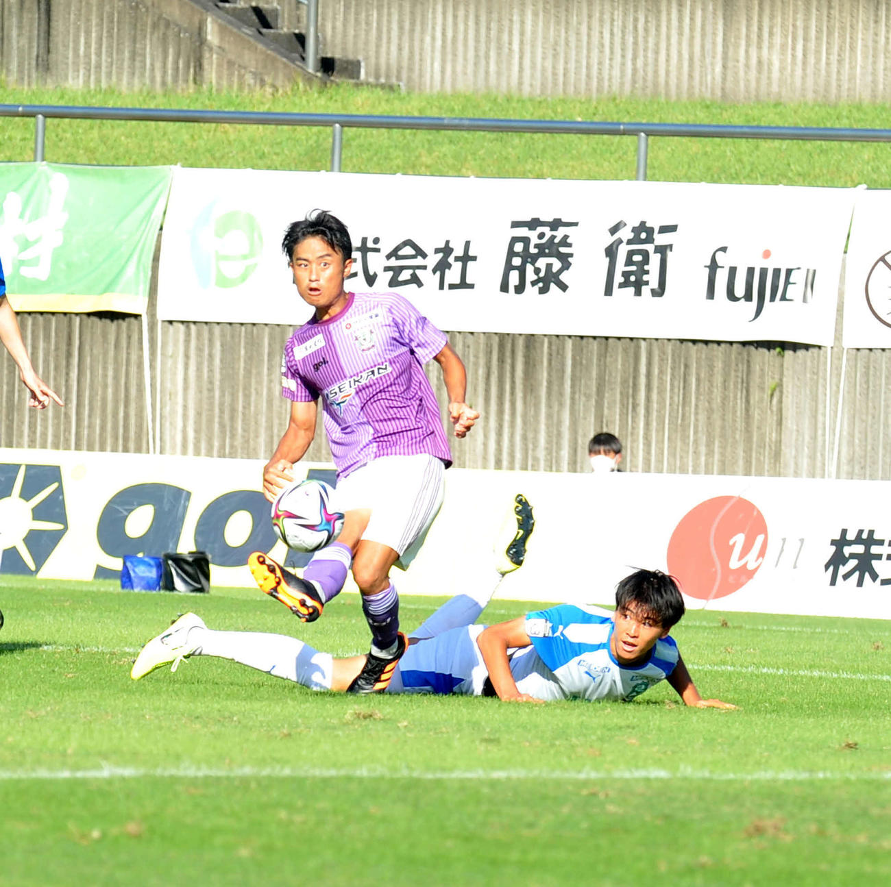 昨年10月のJ3「藤枝対沼津」。チーム3点目を決める藤枝FW岩渕良太（左）
