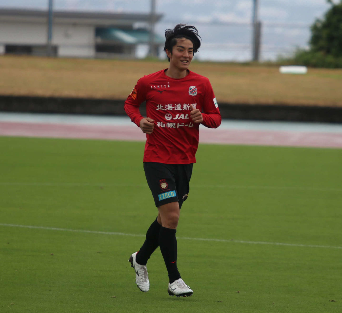 笑顔でピッチの上を走る札幌のMF田中宏（撮影・山崎純一）