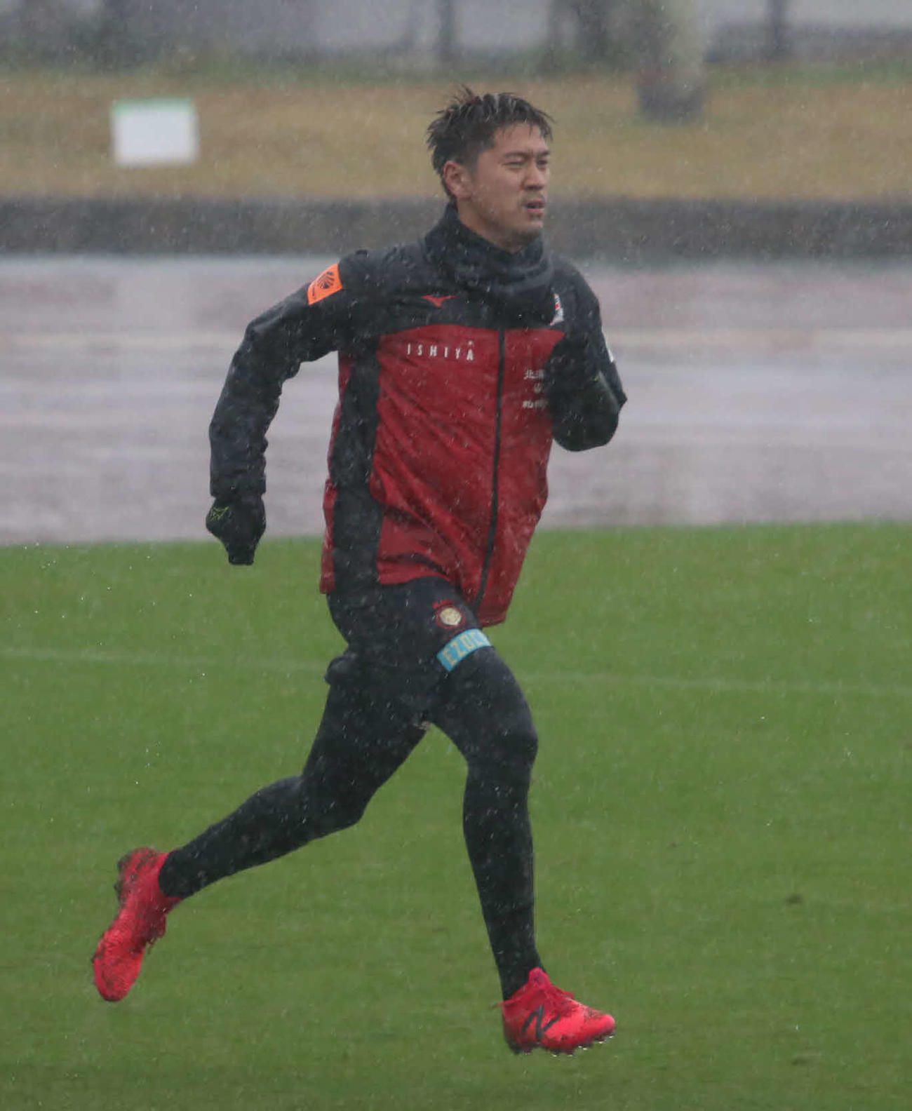 激しい雨の中ランニングする札幌宮沢（撮影・山崎純一）