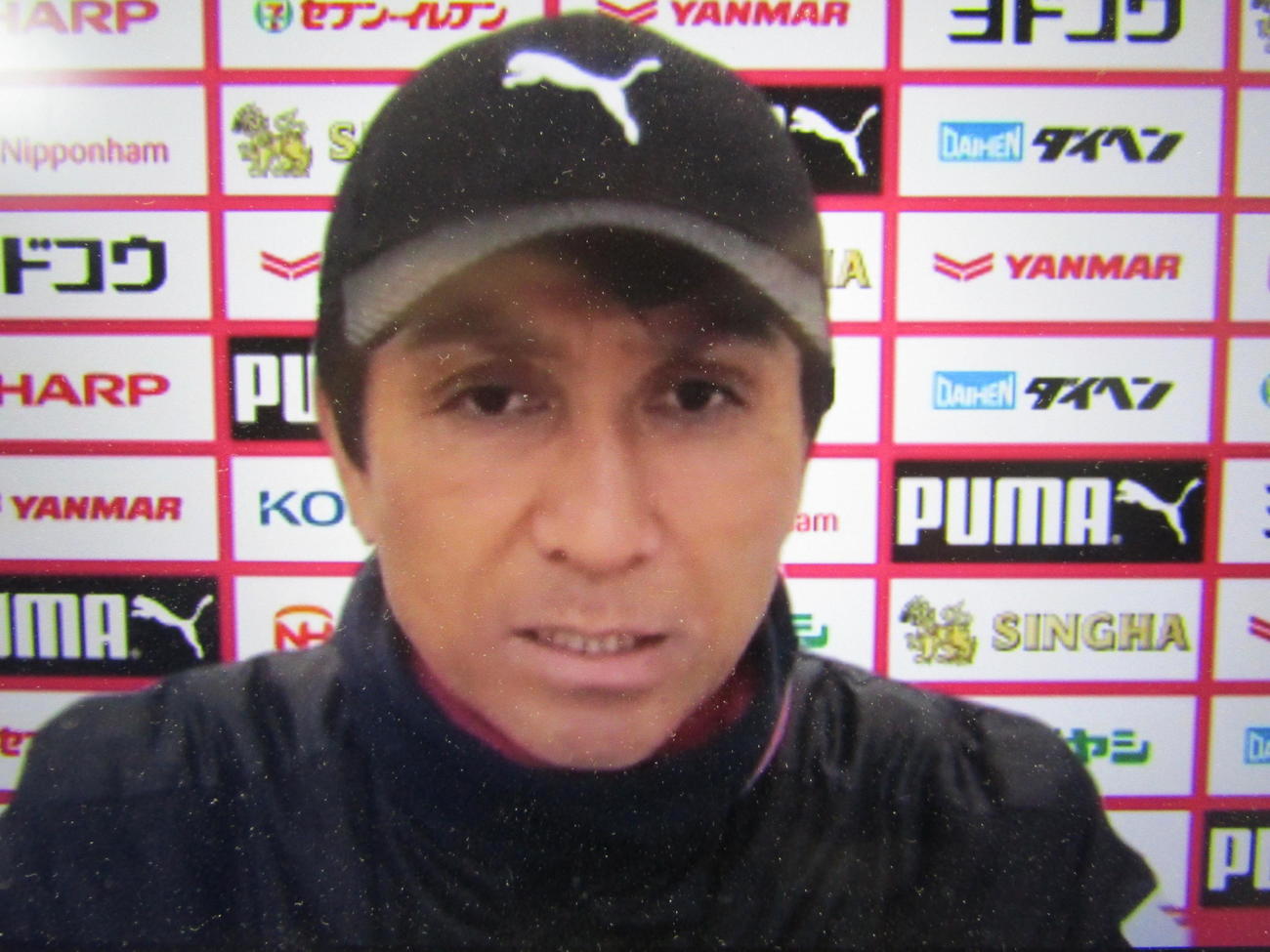 宮崎キャンプ始動日に取材に応じるC大阪小菊昭雄監督
