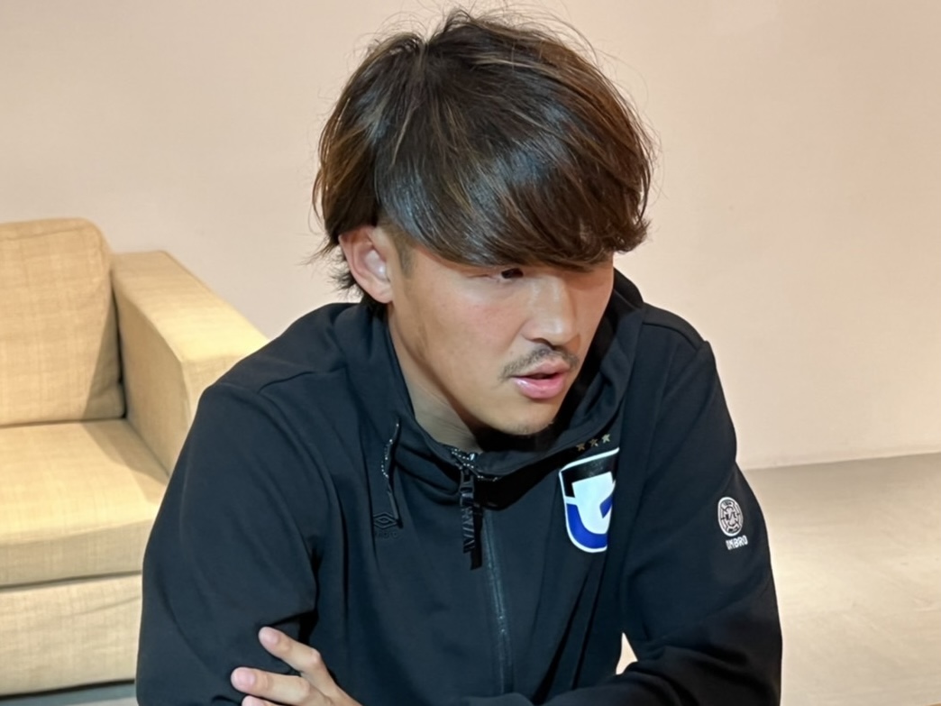 沖縄キャンプで取材に応じるG大阪宇佐美（C）GAMBA OSAKA
