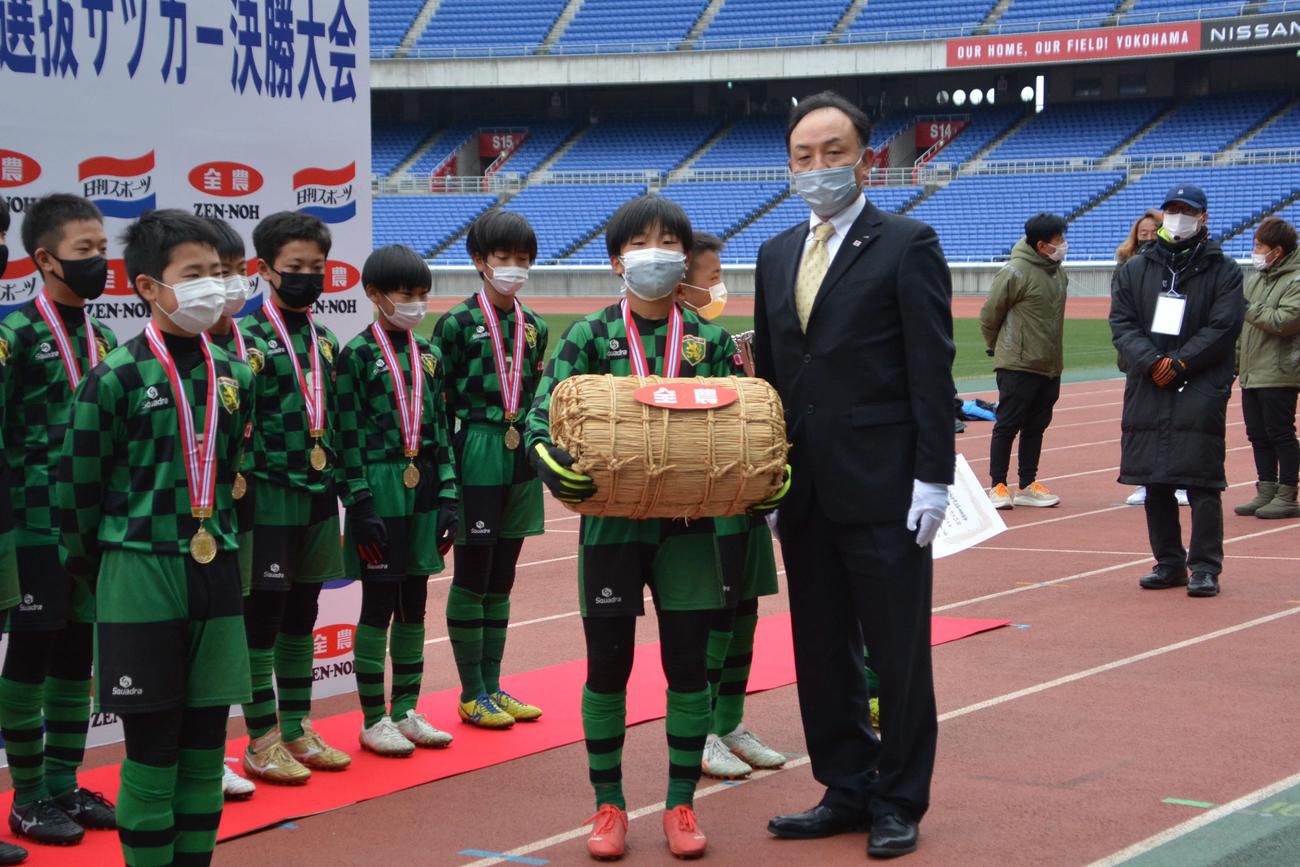 全農の池田幸夫参事（右）から上位チームに副賞が贈られた