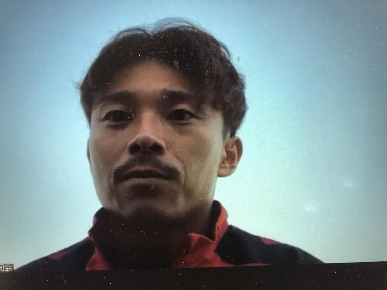 沖縄キャンプ2日目、オンライン取材を受ける名古屋のMF阿部浩之（撮影・益子浩一）
