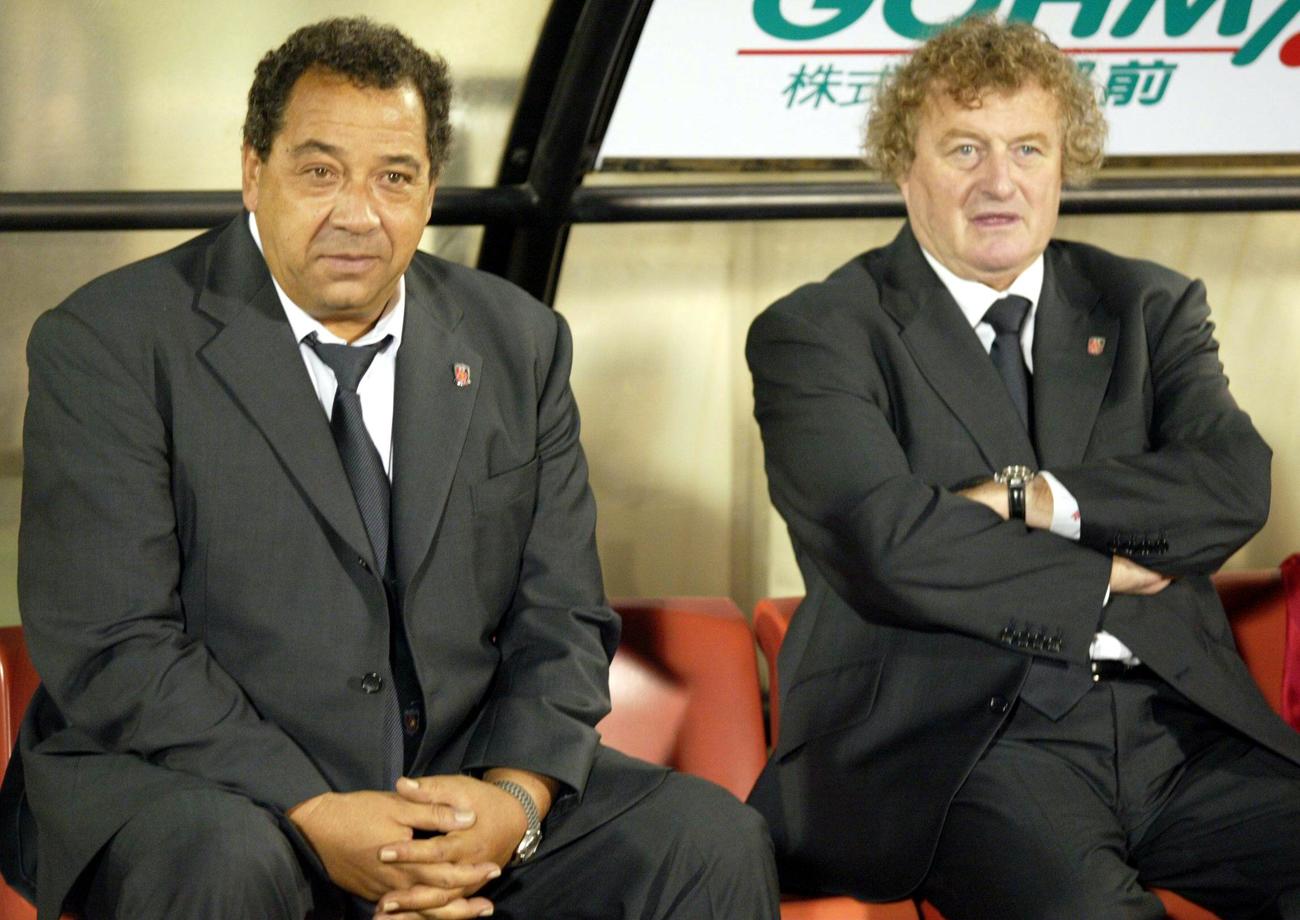 浦和のコーチを務めたビム・ヤンセン氏（右）。左はハンス・オフト監督（02年9月18日撮影）
