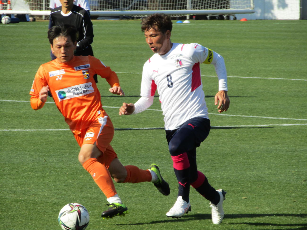 今季初の練習試合で背番号8を初披露したC大阪乾（右）