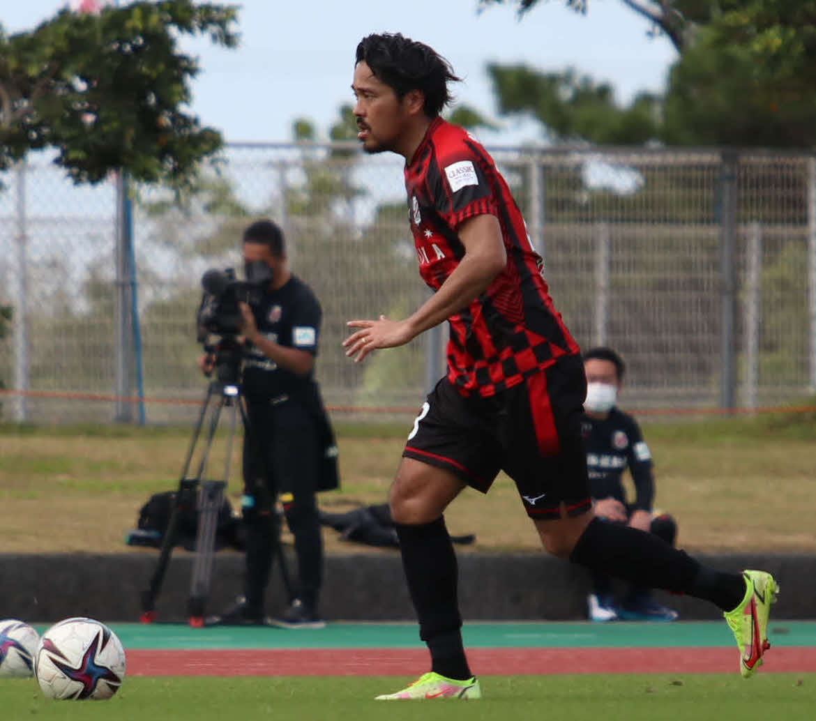 ボールを持ち前に攻める札幌興梠（撮影・山崎純一）