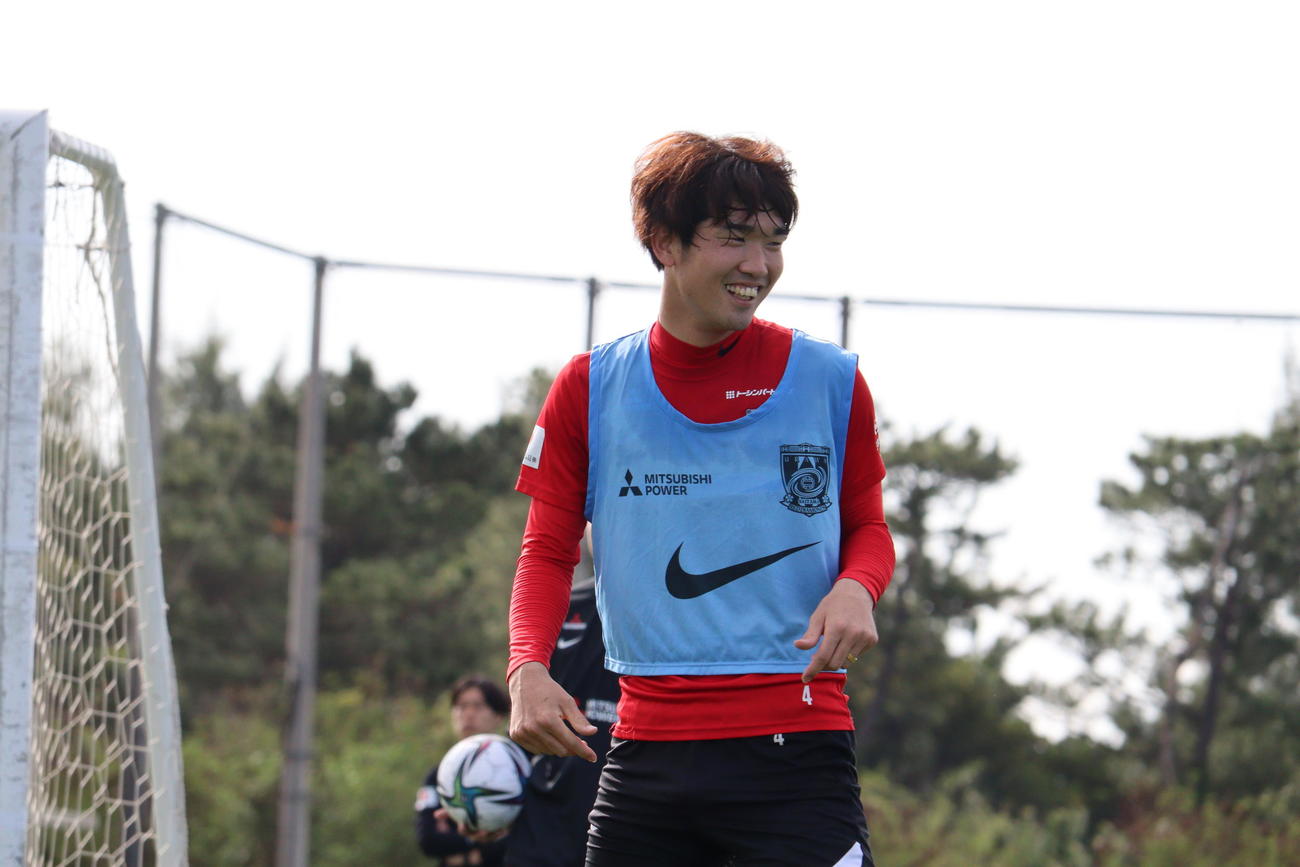 沖縄・金武で行われているキャンプで笑顔を見せる浦和DF岩波拓也（（Ｃ）URAWA REDS）