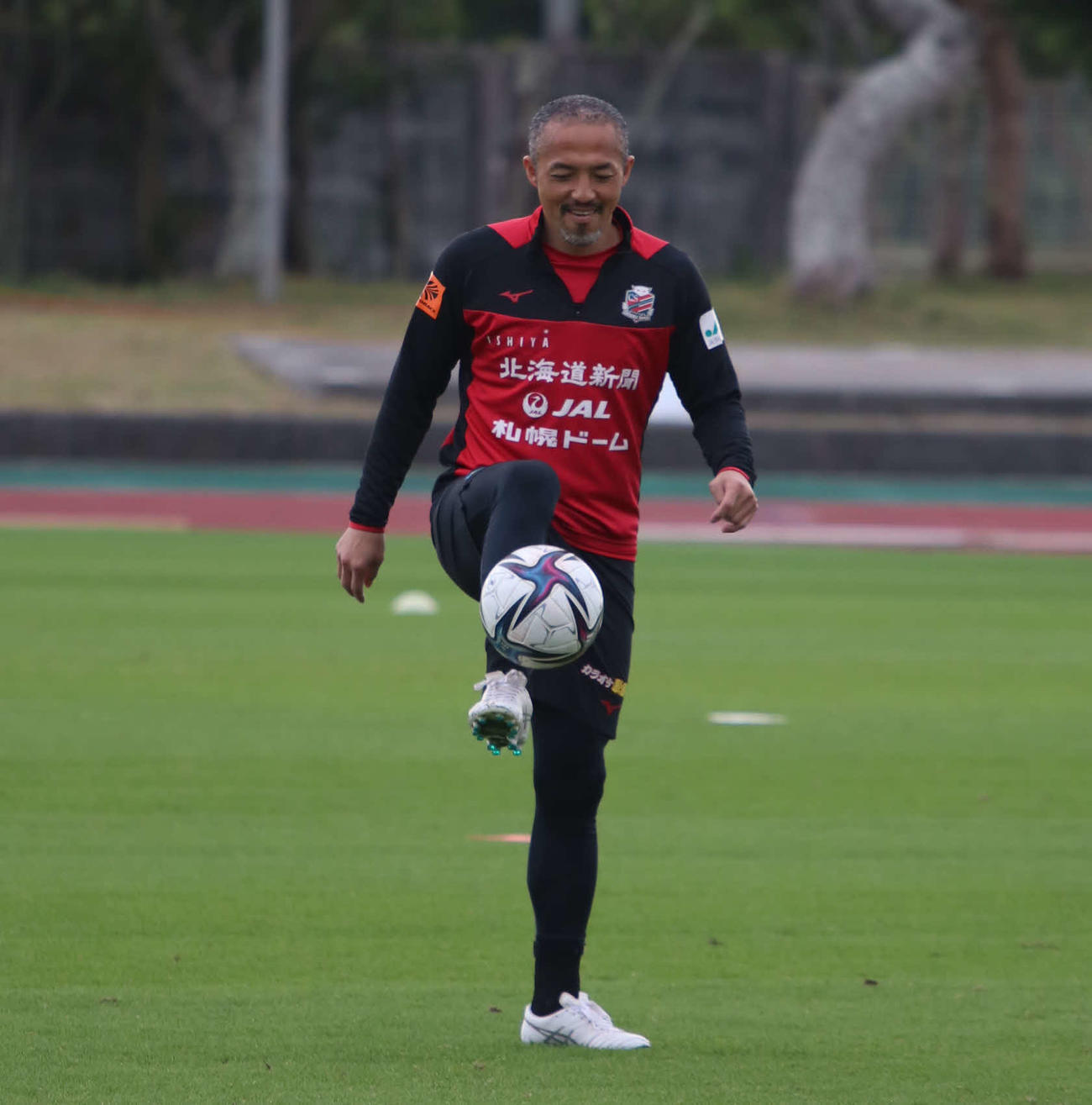 リフティングする札幌小野（撮影・山崎純一）