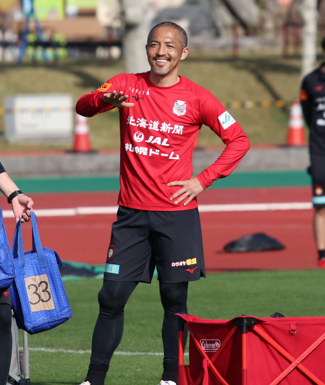 練習中笑顔を見せる札幌小野（撮影・山崎純一）