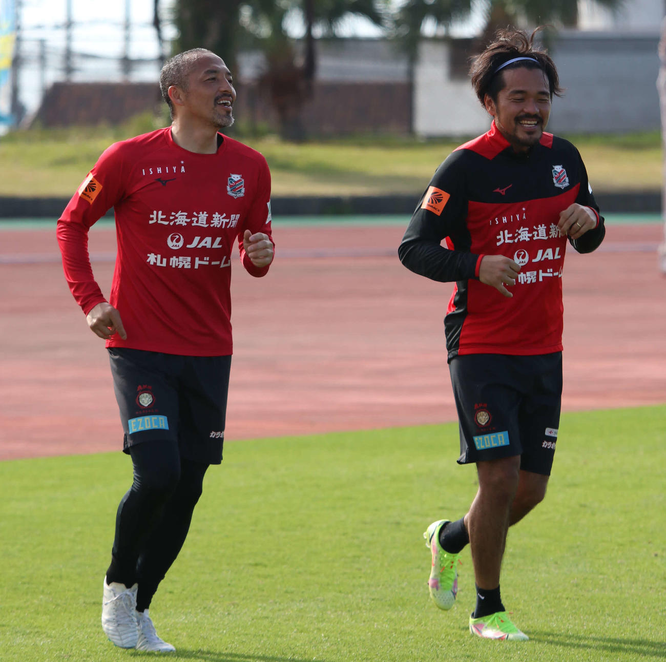 札幌小野（左）は興梠と並んで走る（撮影・山崎純一）
