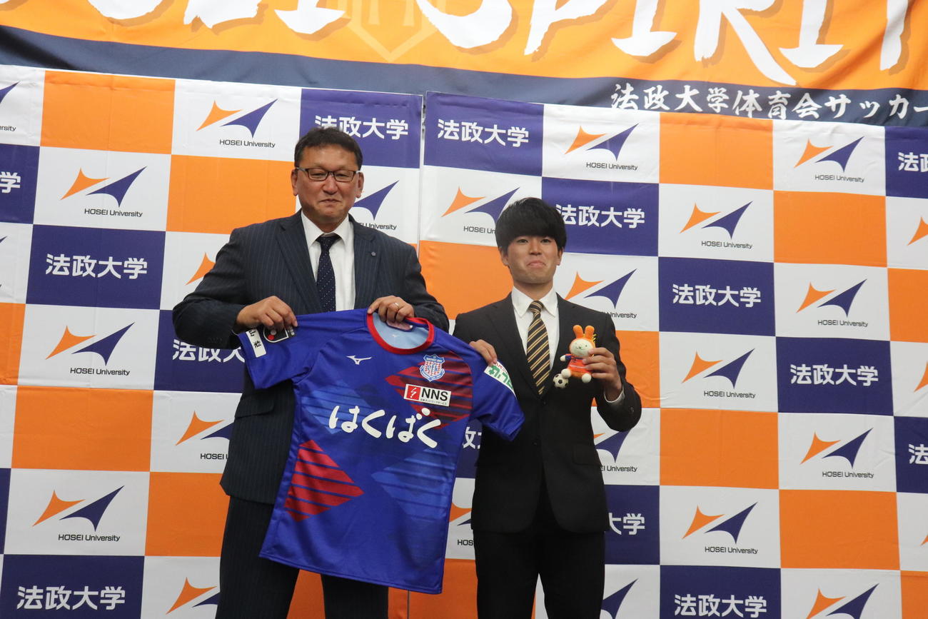 法大のJリーグ内定会見に出席した甲府のスカウト担当の森淳氏（左）と甲府加入のFW飯島陸