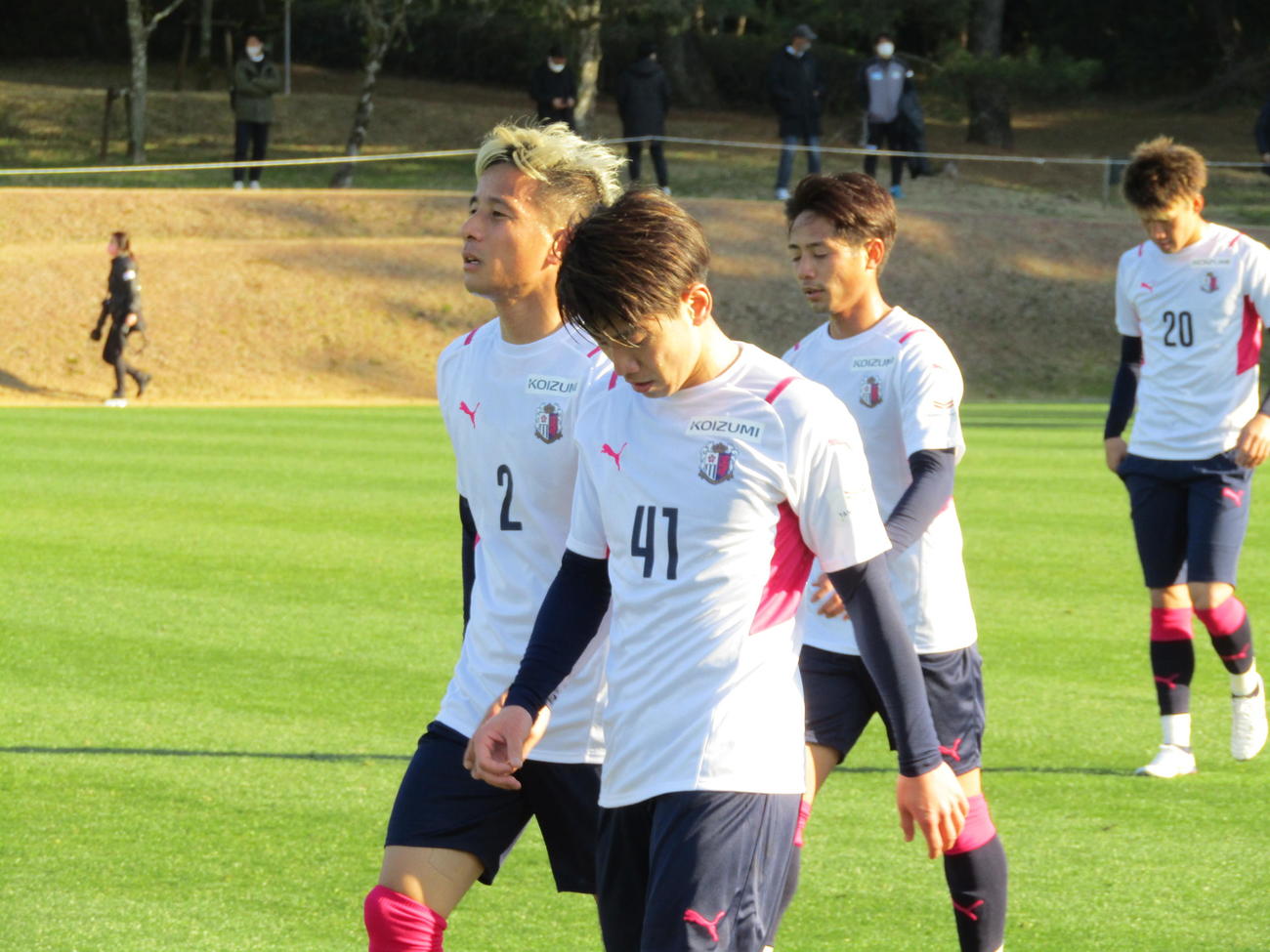 C大阪の右サイドで新たな連係を築く松田陸（2番）と中原輝（41番）