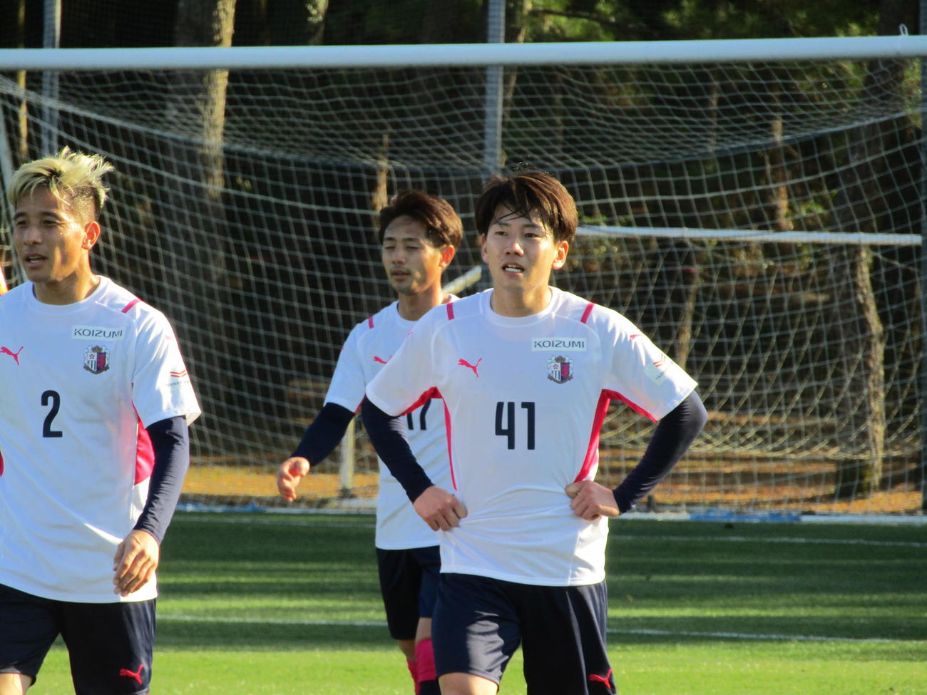 C大阪の右サイドで新たな連係を築く松田陸（2番）と中原輝（41番）