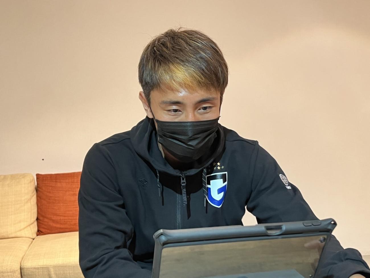 沖縄キャンプで取材に応じるG大阪倉田（C）GAMBA OSAKA