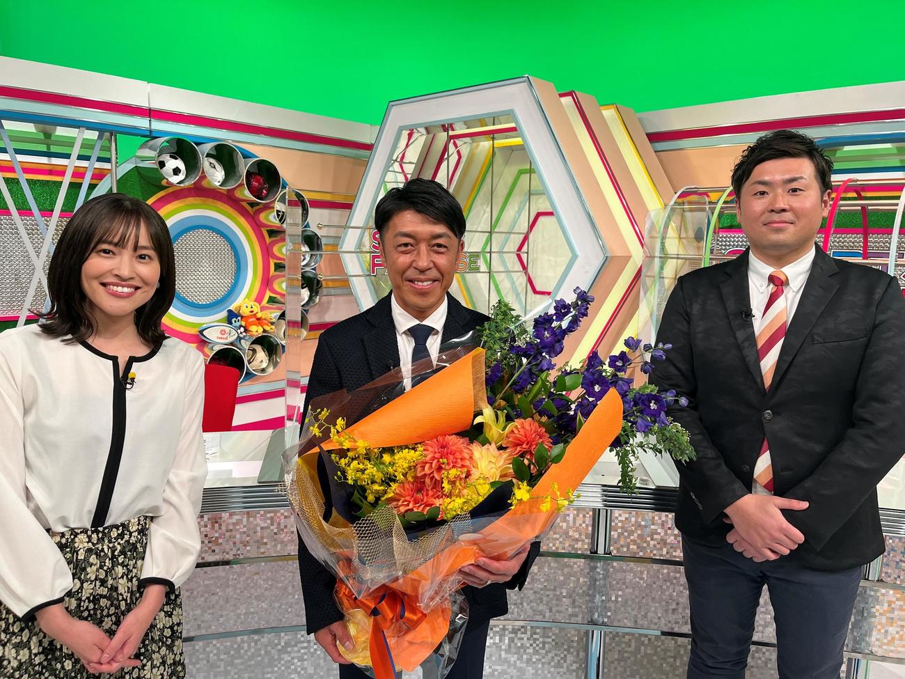 静岡朝日テレビ「スポーツパラダイス」MCとして最後の出演を終えた沢登正朗氏（中央）。左は佐野伶莉アナ、右は片山真人アナ（同局提供）