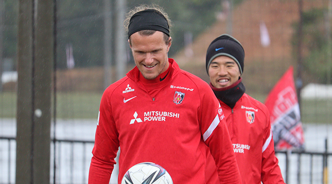 沖縄・金武で行われているキャンプで練習する浦和DFアレクサンダー・ショルツ（URAWA　REDS提供）