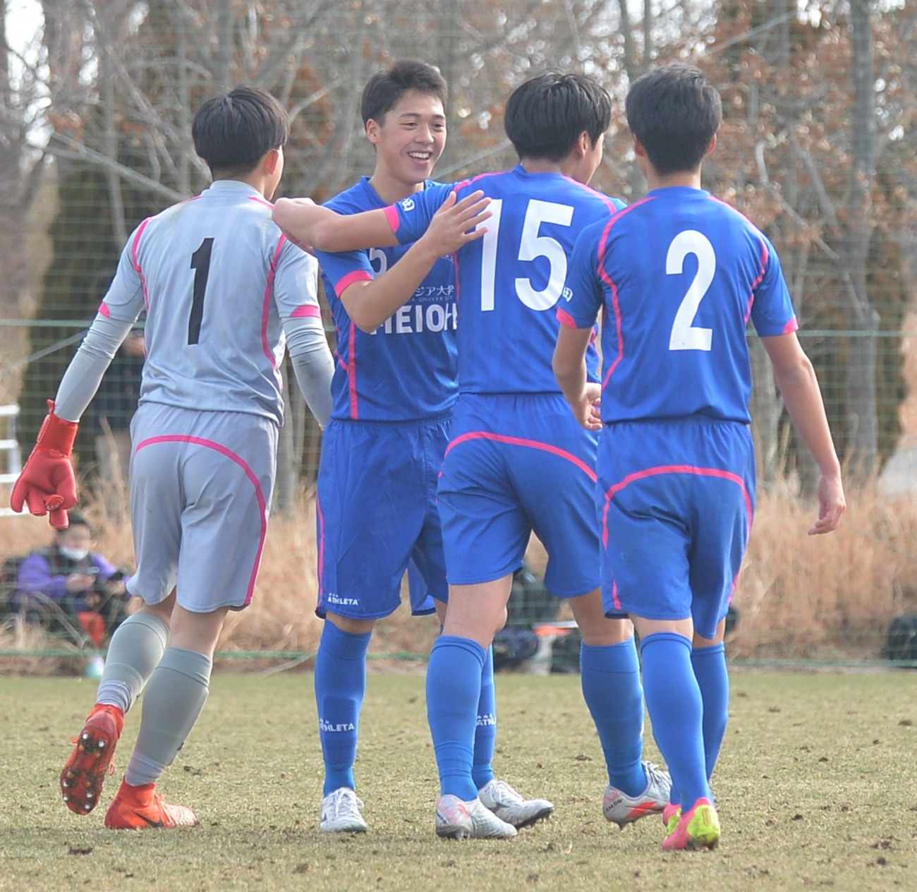 試合に勝利し笑顔を見せるノースアジア大明桜イレブン（撮影・佐藤究）