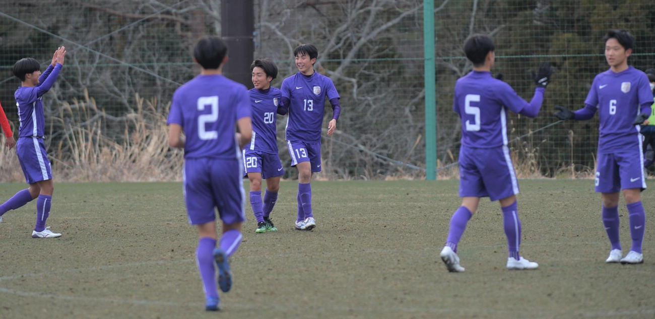 試合に勝利し、笑顔を見せる花巻東イレブン（撮影・佐藤究）