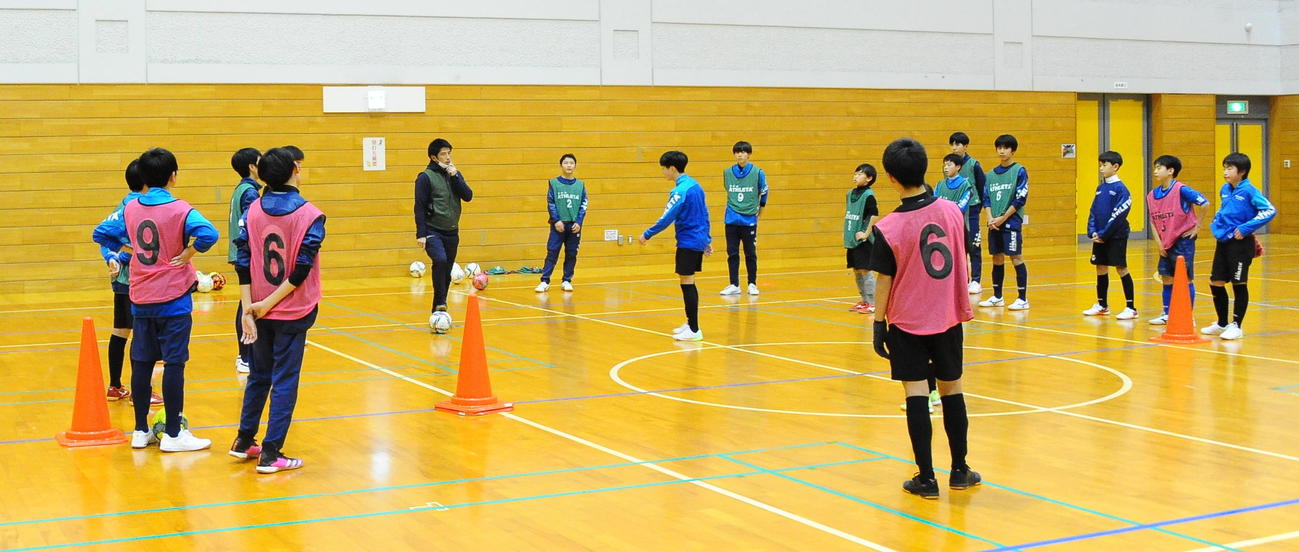 コーチのアドバイスを聞く長岡JYFC・U－12の選手たち
