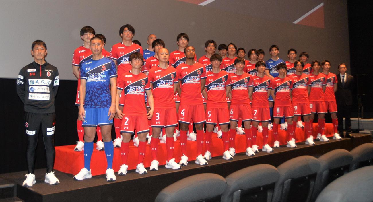 新体制発表会見を行った、村主博正新監督（左）らいわきFC（撮影・佐藤究）