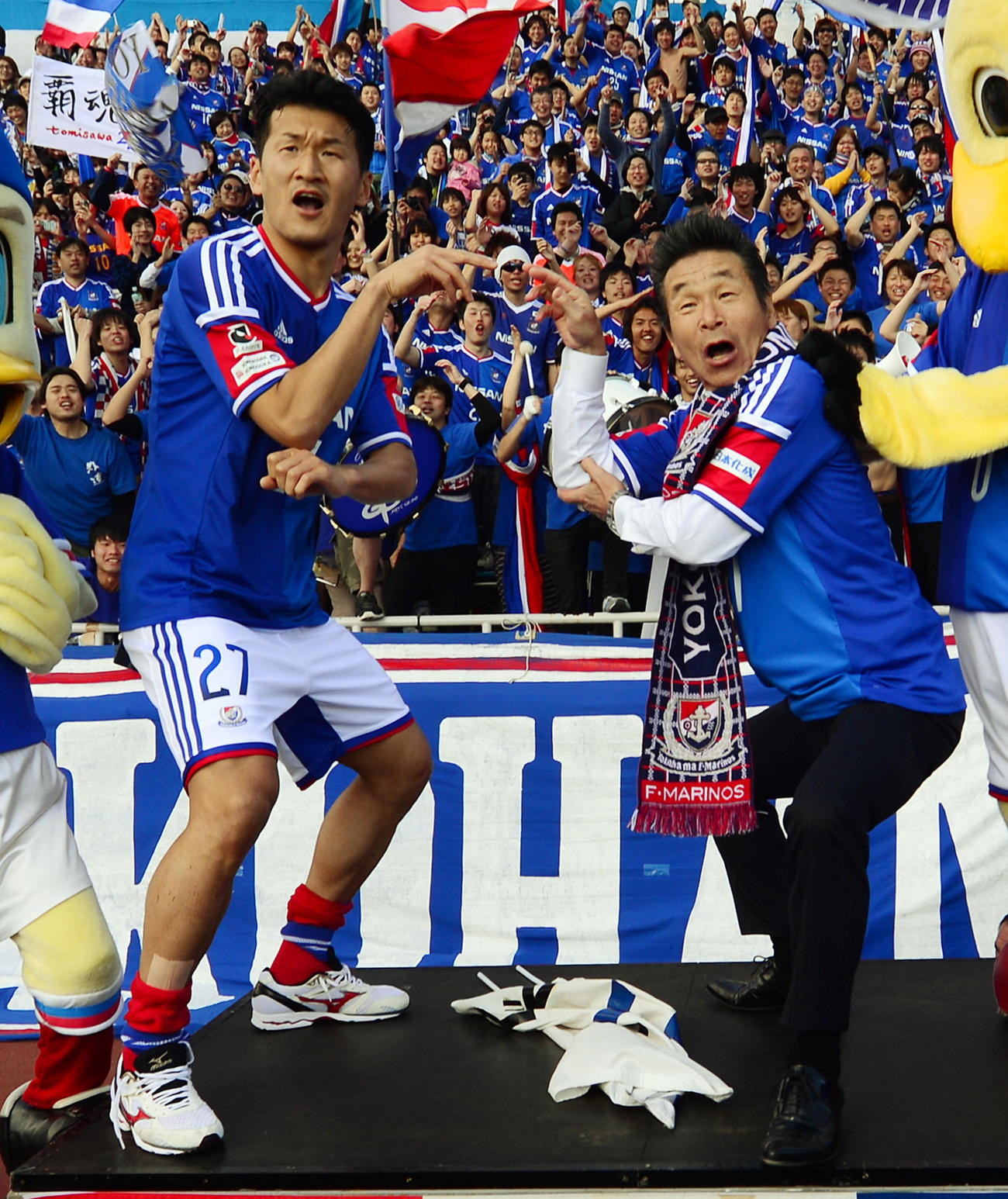 14年3月15日、J1　横浜対徳島　ゴールを決めた横浜MF富沢清太郎（左）は間寛平とお立ち台で「血ぃ吸うたろか～」のポーズ