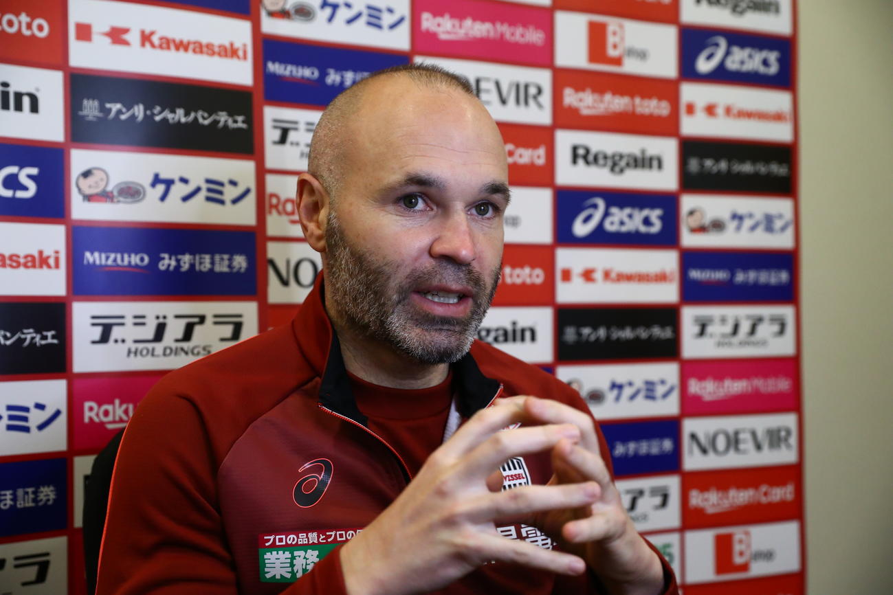 今季初めて取材に対応する神戸イニエスタ（C）VISSEL KOBE