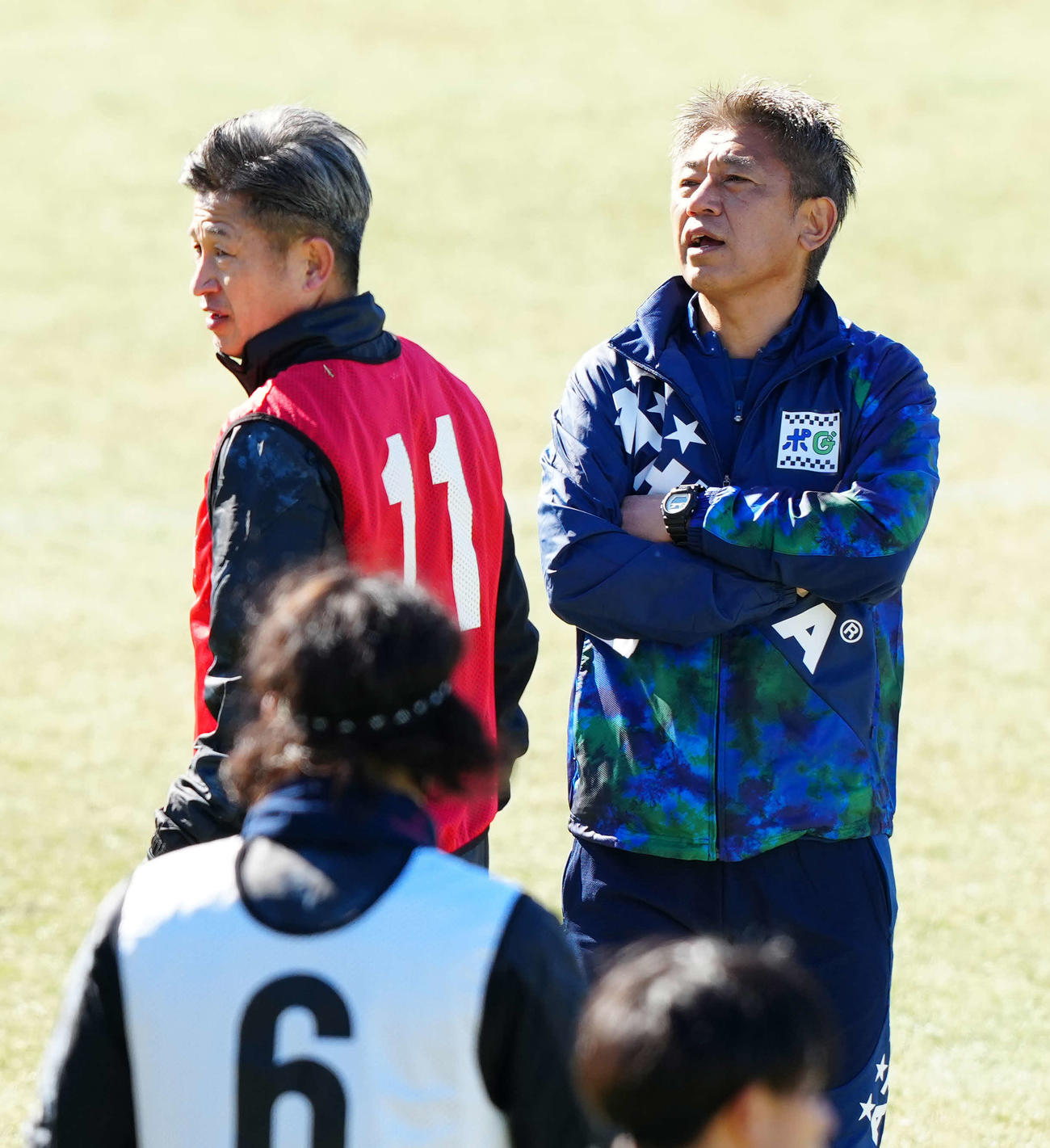 練習中、カズ（左）と言葉を交わす兄のJFL鈴鹿三浦監督（撮影・江口和貴）