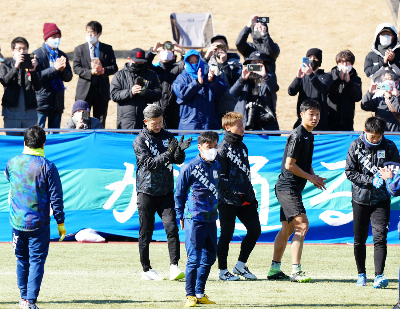 練習後、見学したサポーターにあいさつしたJFL鈴鹿カズ（左から2人目）（撮影・江口和貴）