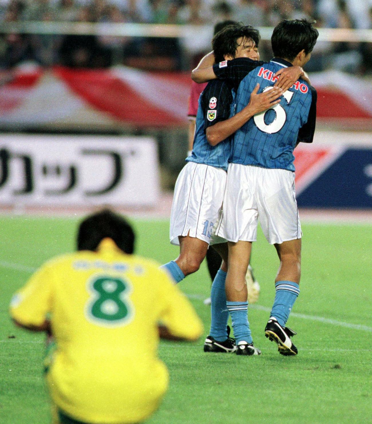 1998年ナビスコ杯決勝　磐田対市原　ゴールを決め喜ぶ磐田の川口信男（後方左）と服部年宏（後方右）を尻目にがっくりとピッチに腰を下ろしてうなだれる市原時代の野々村芳和